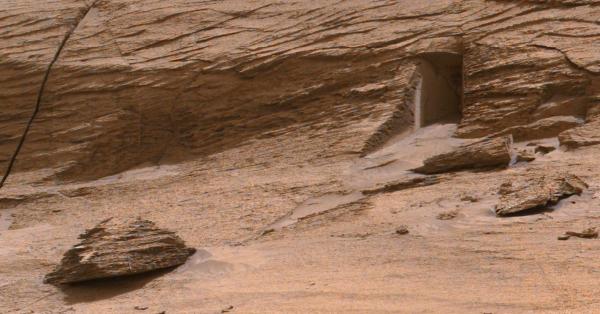 O "poartă" misterioasă, surprinsă de Roverul Curiosity pe Marte, a stârnit imaginaţia internauţilor. Imaginile au fost publicate de NASA