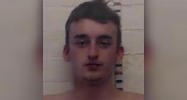 Tânăr de 23 de ani, condamnat la 11 ani de închisoare pentru viol. A atacat o bătrână de 82 de ani, în locuinţa ei din Anglia