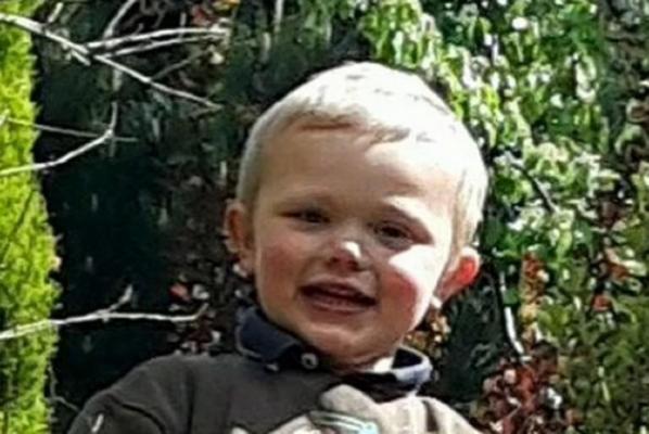 Un băiețel de trei ani, ''fericit și grijuliu'', a murit sfâșiat de câine