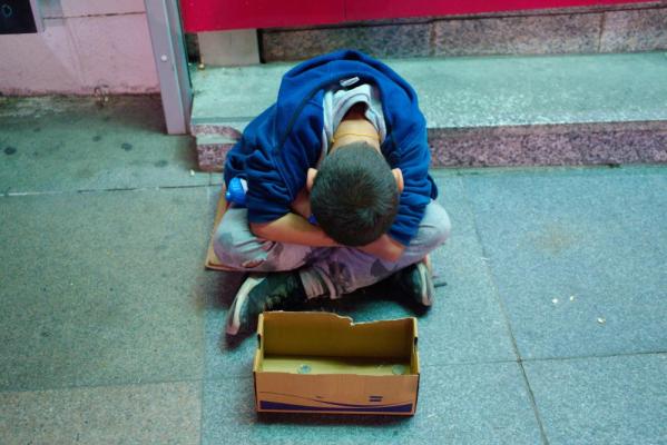 O reţea care obliga minori să cerşească, să vândă flori şoferilor din Bucureşti sau să le spele parbrizele, destructurată