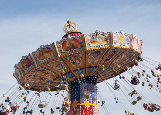 Trei adolescenţi au fost aruncaţi la pământ dintr-un carusel cu lanţuri care s-a defectat