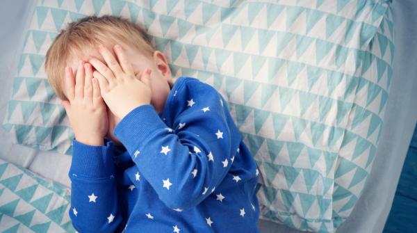Un copil de 3 ani din Braşov a fost violat, în mod repetat, de propria mamă, timp de doi ani. Ororile erau filmate de tată