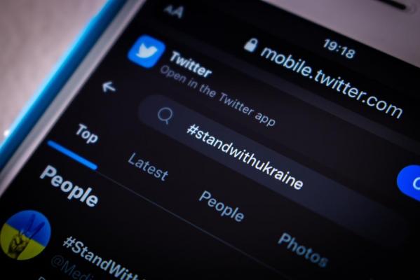 Twitter va folosi etichete de avertizare pentru a combate fake-news-urile legate de războiul din Ucraina