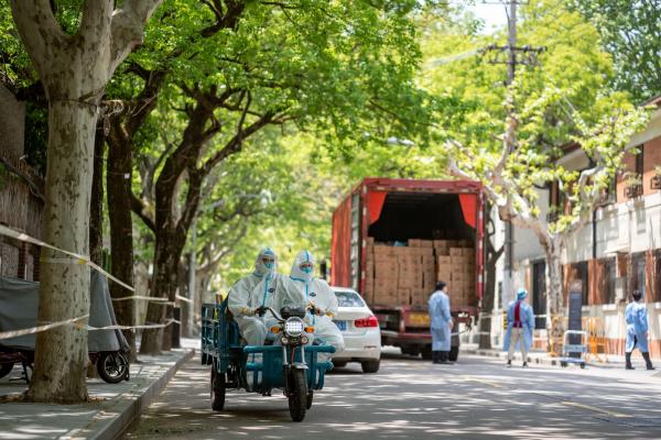 Imagine de pe străzile din Shanghai, unde autorităţile chineze au instituit carantină împotriva Covid-19