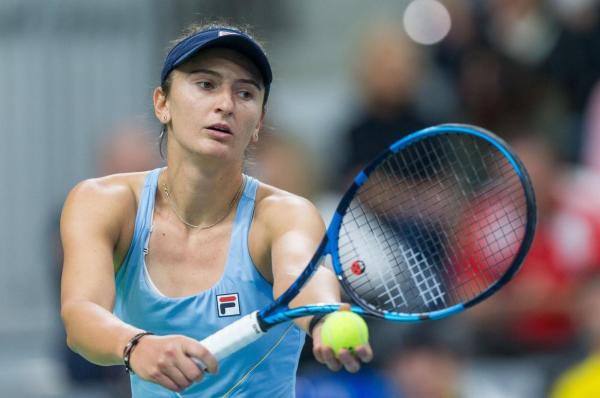 Roland Garros 2022. Irina Begu, calificare în turul 2 după un meci început luni şi terminat marţi