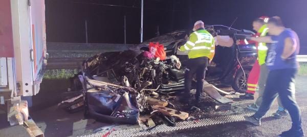 Imagini de coșmar pe autostrada A1, după ce un șofer a intrat cu mașina sub un TIR oprit pe banda de urgență