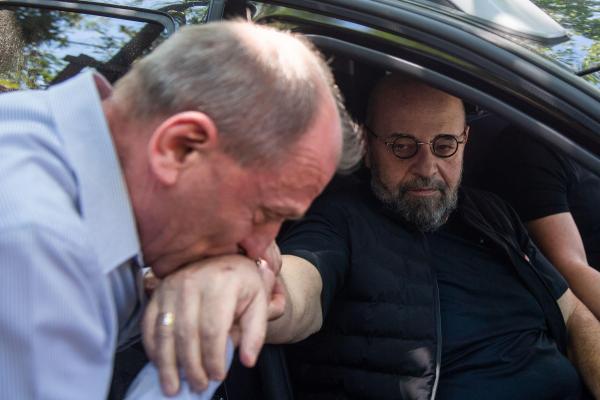 Un bărbat îi pupă mâna fostului primar Cristian Popescu-Piedone, care se îndrepta spre penitenciar