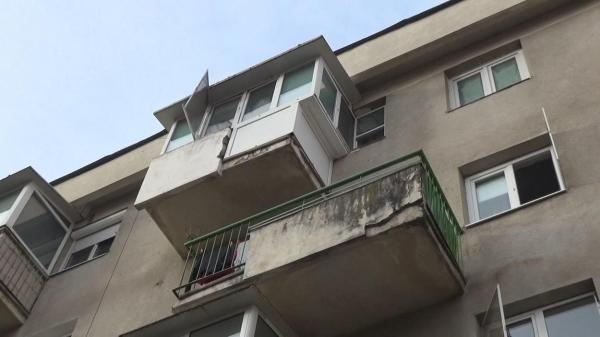 Copilul ar fi ajuns la fereastra deschisă urcându-se pe un taburet