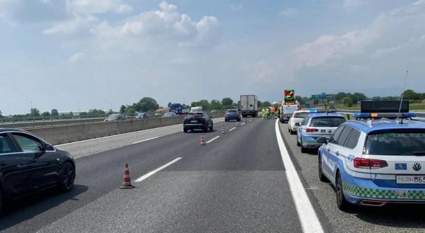 Un şofer român de TIR a ucis un bătrân care se chinuia să îşi facă pana pe banda de urgenţă. Italianul a fost spulberat sub privirile îngrozite ale soției