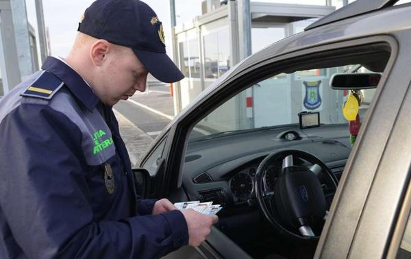 Bărbatul a fost prins de poliţişti cu permisul fals la graniţa cu Republica Moldova