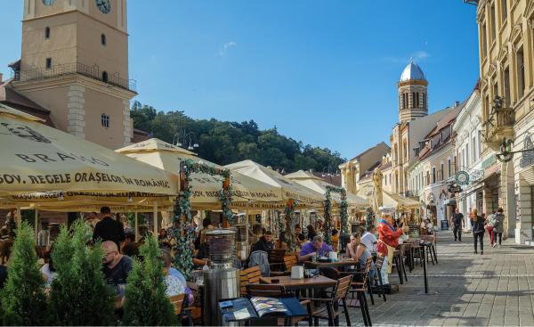 oameni în centrul orașului Brașov