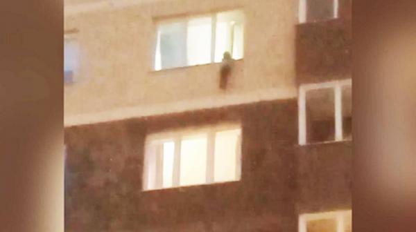 Doi copii de 2 și 4 ani s-au prăbușit în gol de la etajul 6 al unui bloc din Noghinsk, lângă Moscova. Momentul căderii unuia dintre ei a fost filmat