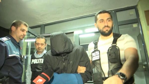 Momentul în care tânărul din Braşov care s-a filmat dansând pe maşina poliţiei este săltat de agenţi din căminul studenţesc