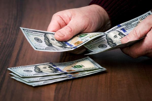 Dolarul a depășit pragul de 4,7 lei. Cursul valutar afișat de BNR luni, 9 mai 2022. Cât costă 1 EURO