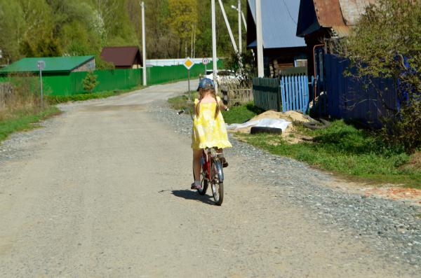 Copilă de 9 ani, izbită de o tânără şoferiţă în timp ce se plimba cu bicicleta