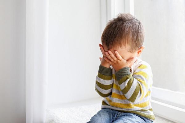 Băieţel de 5 ani omorât în bătaie de tatăl vitreg şi îngropat în pădure. A planificat apoi un picnic de familie încercând să-i orchestreze dispariţia