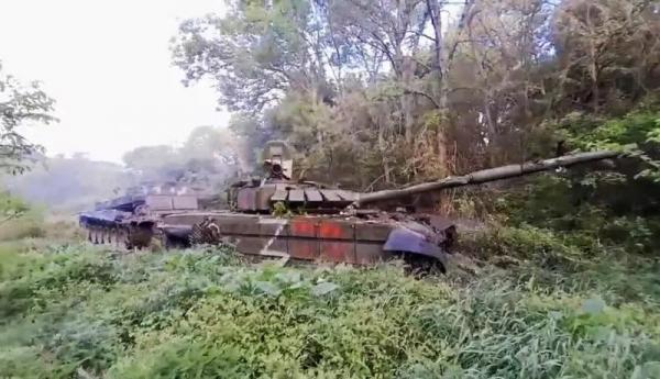 Ucrainenii tractează un tanc rusesc, după ce a fost lovit de un altul aparținând tot rușilor