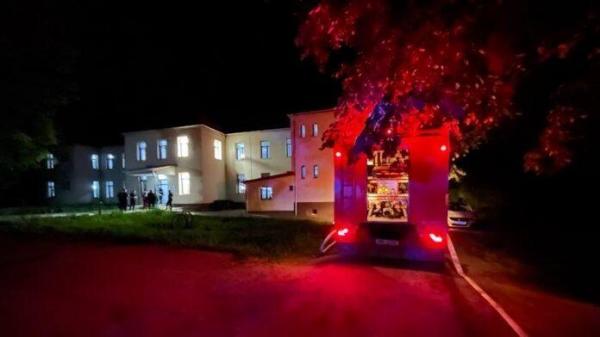 Incendiu la un spital din Bihor, după ce un pacient a dat foc intenţionat la o saltea din salon