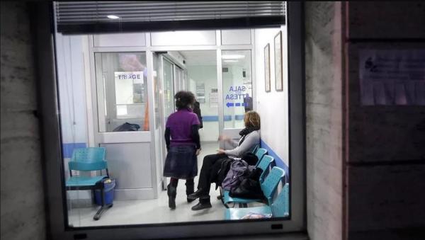 Doi tineri iubiți, un român și o moldoveancă, s-au luat la bătaie cu medicii și polițiștii, într-un spital din Italia