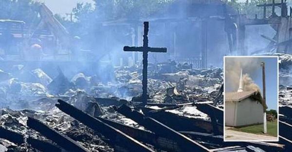 Miracolul crucii din altar, cruţată de flăcări