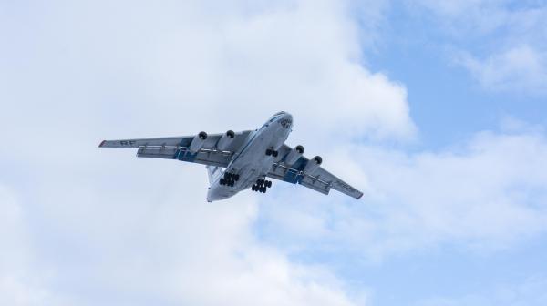 Un avion de marfă s-a prăbuşit şi a luat foc în timp ce ateriza în apropiere de oraşul rus Reazan.