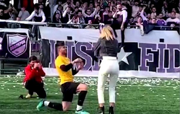 O echipă din Turcia are cei mai înfocaţi suporteri! Fanii s-au bucurat şi când au fost martorii unei cereri în căsătorie