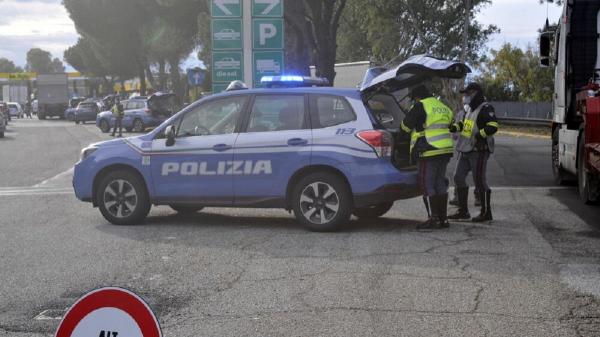 Tânăr român, surprins desculț pe o autostradă din Italia, cu o borsetă furată pe umăr