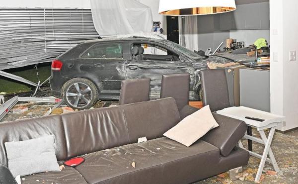 Maşină pe masa din sufragerie