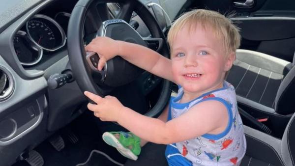 "A fost micul nostru miracol". Înmormântare în ploaie de lacrimi pentru un băieţel de 2 ani, înecat la piscină. Pe sicriu au aşezat o coroană de flori în formă de ursuleţ