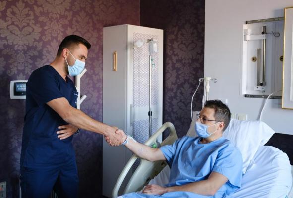 Hernie inghinală de mari dimensiuni, operată cu ''robotul'' daVinci Xi