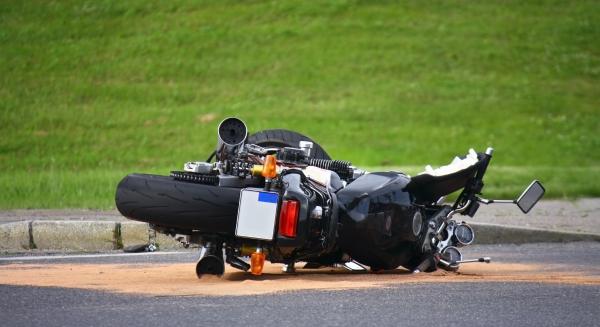 O motocicletă pe care se aflau două persoane a căzut într-o râpă din judeţul Harghita.