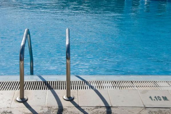 Un bărbat în vârstă de 60 de ani care se înecase într-o piscină din Voluntari a revenit la viaţă.