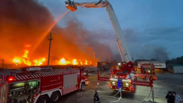 Incendiu puternic la o hală din zona industrială a Piteştiului. Pompierii intervin cu 15 autospeciale