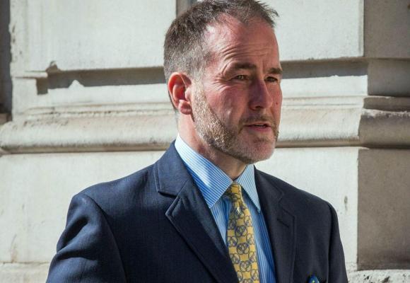 Un politician a demisionat din Guvernul britanic, după ce ar fi pipăit doi bărbaţi într-un club privat: „Am băut mult prea mult"