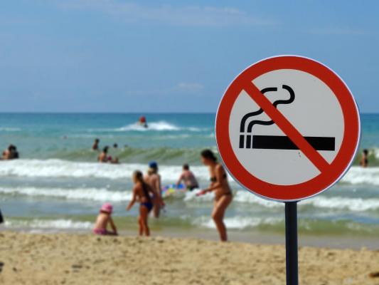 Fumatul, interzis de la 1 iulie pe toate plajele din Barcelona