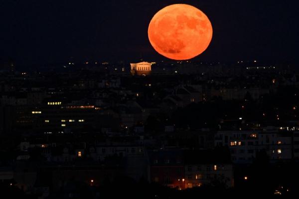 Când va putea fi admirată cea mai mare Superlună din an?