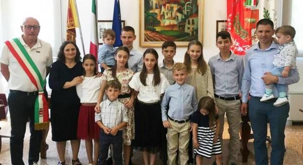 "Vorbesc italiană mai bine decât noi". O familie de români cu 12 copii a devenit oficial una de italieni