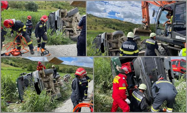 Un şofer a murit strivit în cabina cisternei cu care transporta apă, după ce s-a răsturnat pe un drum din Bistriţa-Năsăud