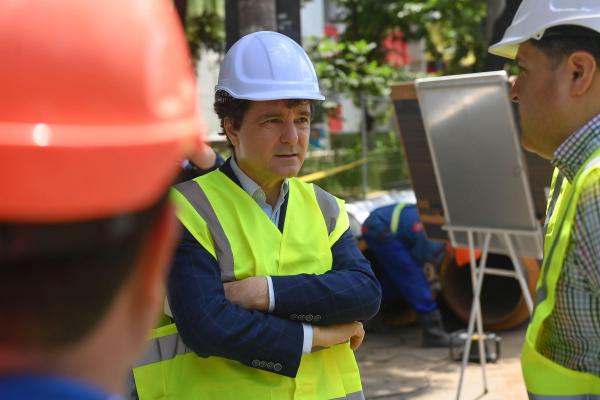 Primarul general Nicusor Dan a vizitat santierul din Calea Ferentari, unde se efectueaza probe de presiune pentru un nou tronson de magistrala de termoficare, ce urmeaza sa fie pus in functiune, luni, 27 iunie 2022, in Bucuresti