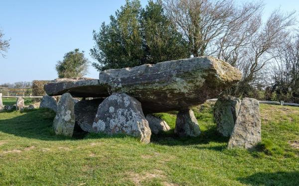 Unul dintre mormintele din legenda Regelui Arthur al Angliei, excavat pentru prima data