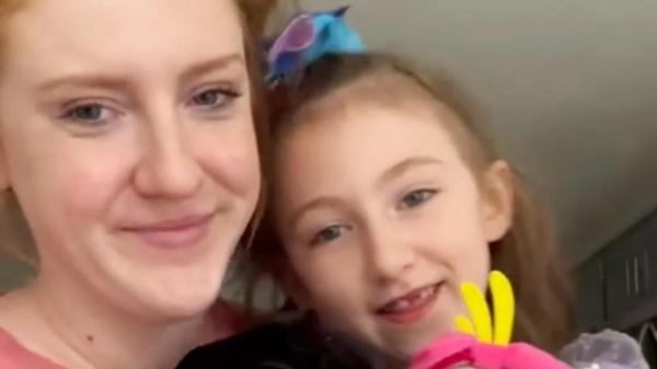 Fetița alături de sora ei mai mare