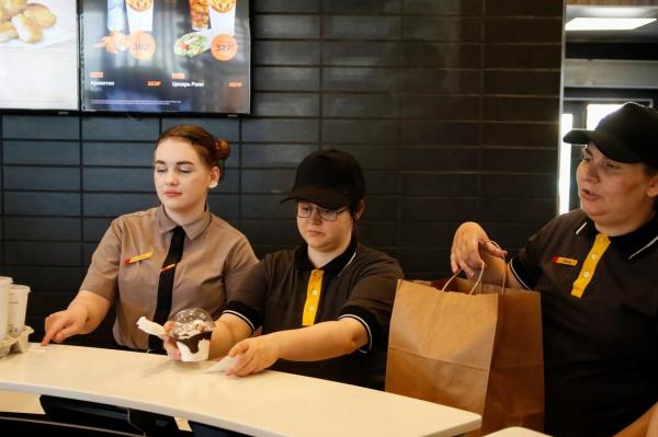 Rusia se confruntă cu o penurie de cartofi prăjiţi. Producătorii refuză să aprovizioneze ţara, declară directorul companiei "Vkusno tochka", succesoarea McDonald's