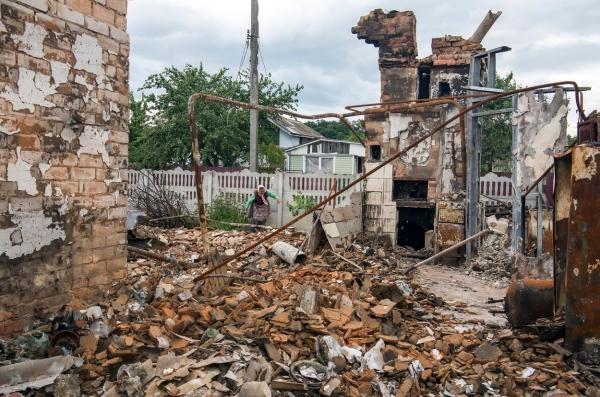 O ucraineană de 19 ani, care se adăpostea din calea bombardamentelor, a născut o fetiţă în beci. Ana a foat ajutată de doi militari ruși