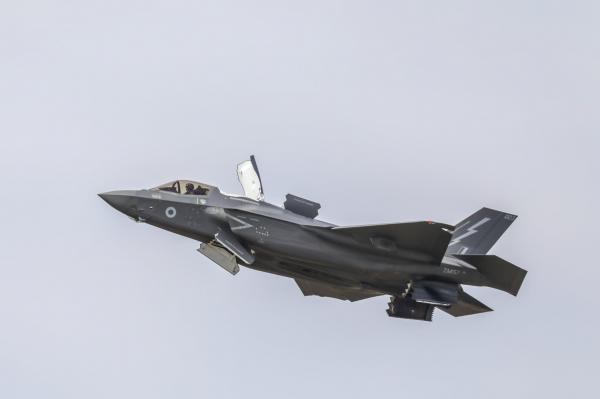 Antrenamente cu aeronave militare care survolează Capitala. Piloții români se pregătesc pentru Ziua Aviației