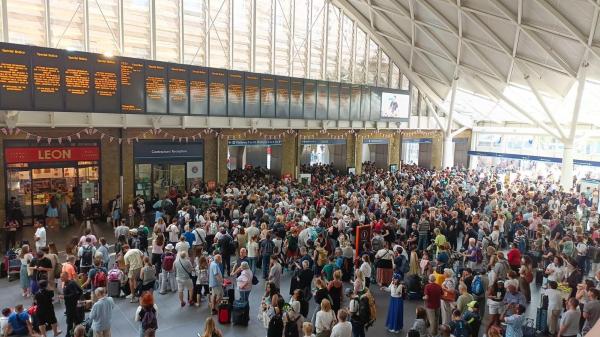 Oameni blocaţi de peste 24 ore în cea mai mare gară din Londra, din cauza caniculei. Aproape toate călătoriile au fost anulate