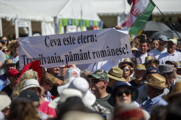 Incident în timpul discursului lui Viktor Orban la Băile Tuşnad. Un bărbat a afişat un banner cu mesajul "Transilvania, pământ românesc!"