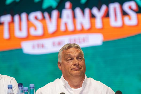 Viktor Orban critică UE la Băile Tușnad: Stăm într-o maşină ale cărei roţi s-au dezumflat. Este evident că astfel nu vom câştiga nici un război