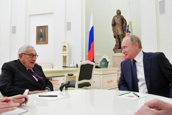 Henry Kissinger s-a sucit: Ucraina nu trebuie să cedeze teritorii Rusiei. Acum 2 luni susţinea că Putin nu trebuie umilit