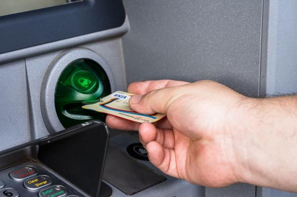 Analişti: Inflaţia va rămâne de două cifre în următoarele 12 luni în România