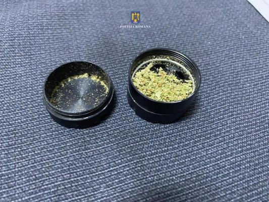 Tânăr prins în timp ce vindea droguri în satul Drogu